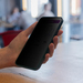 StarTech.com 4-Way Privacy Filter voor iPhone 15 Plus, Portret/Landschap Orientaties, Touch-Enabled, +/- 30 Graden Kijkhoek, Gehard Beschermglas, 4 Way Filter