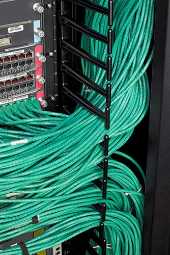 APC NetShelter SX 42U 750mm(b) x 1070mm(d) 19" IT rack, netwerkbehuizing met zijpanelen, zwart