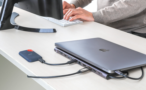 Manhattan USB-C dock/hub met kaartlezer, poorten (10): 3,5 mm audio, DisplayPort, Ethernet, HDMI (2×), USB-A (3×) en USB-C (2×), met PD 100W -vereist een externe USB-C-lader (niet inbegrepen). USB-gevoed (geen externe voeding vereist) wanneer PD niet wordt gebruikt