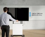 Manhattan Trolley voor tv’s en monitoren van 60–100 inch, gereedschapsloze hoogteverstelling van 1240 tot 1560 mm, VESA 200x200 tot 1000x600 mm, max. 80 kg, controleer de vier montagegaten aan de achterzijde van het scherm