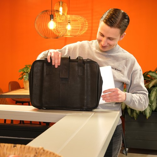 R-Go Tools Laptoptas R-Go Viva, full-grain leer, ergonomisch met geïntegreerde laptopstandaard, sociaal product, voor 15,6 inch, zwart