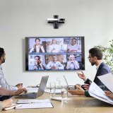 StarTech.com Hangende Wandplank voor Audio/Video Apparatuur, In Hoogte Verstelbaar Schap voor Onder TV, Hangend Wandmeubel, Organiseer uw A/V apparatuur op dit zwart gehard glazen schap